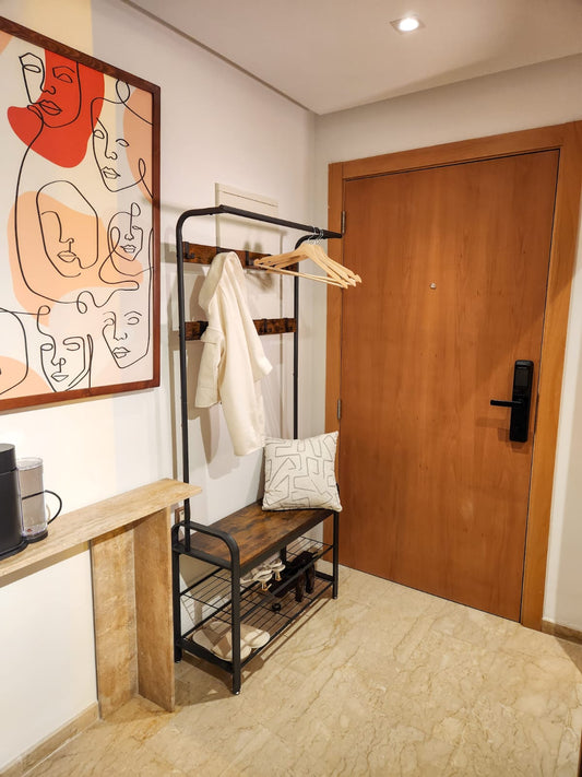 Entrée maison moderne au Maroc : repenser l’espace avec un banc à chaussures original