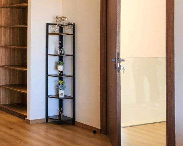 Étagère d’angle bois Maroc : optimiser un coin sans réduire l’espace visuel