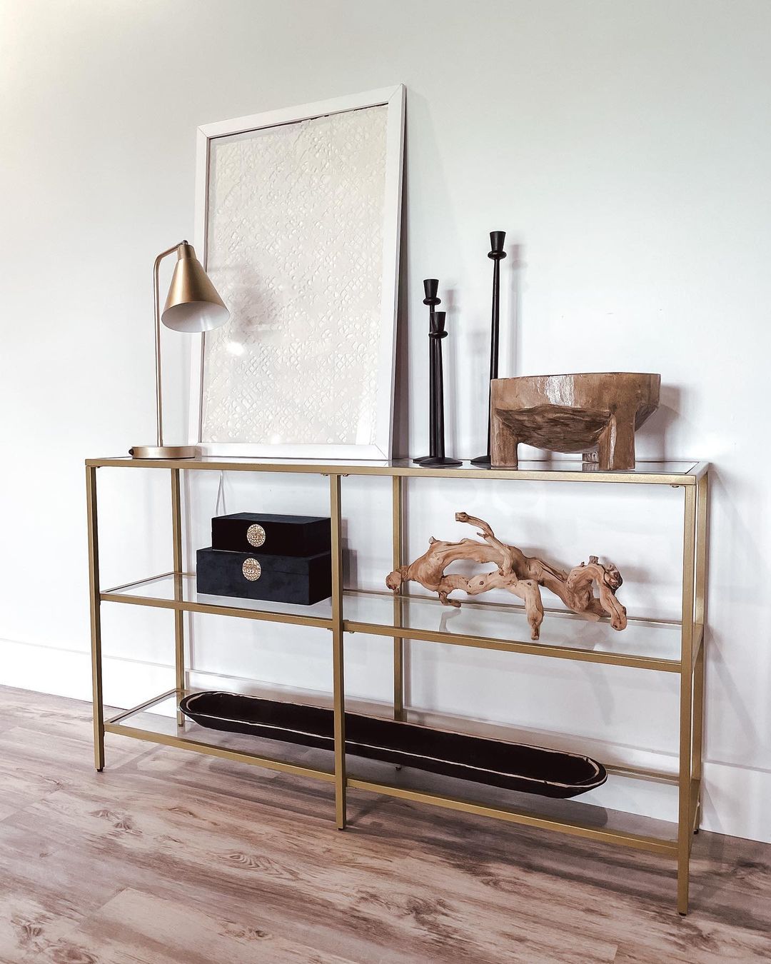 Chambre moderne Maroc : mini-aménagement avec console et étagère de coin
