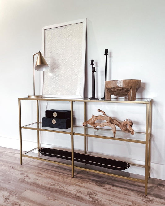 Chambre moderne Maroc : mini-aménagement avec console et étagère de coin